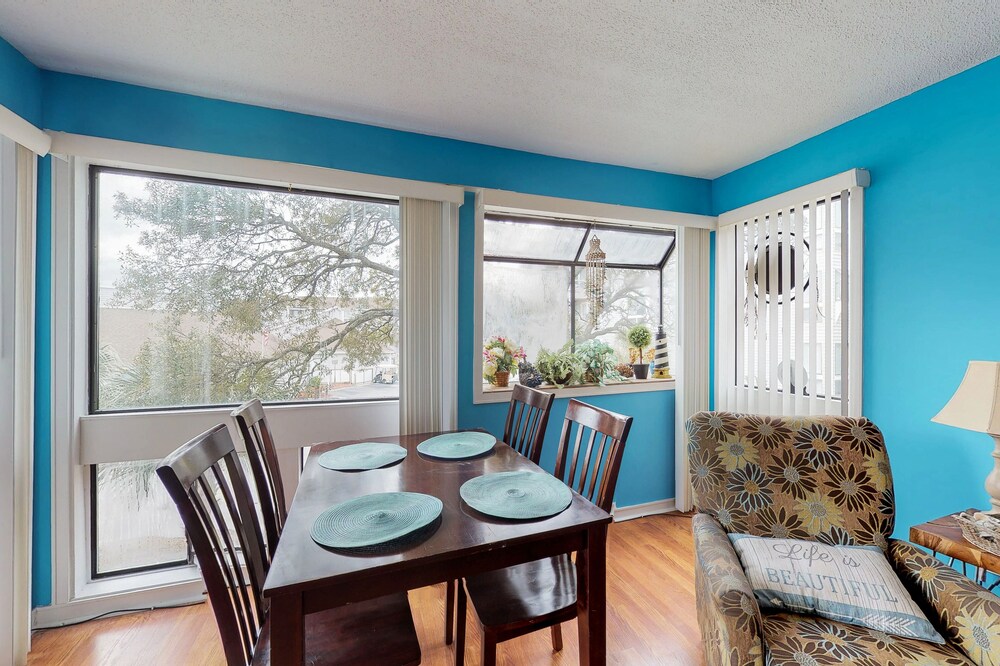 Snowbird-friendly condo with 2 pools, hot tub, tennis - walk to beach