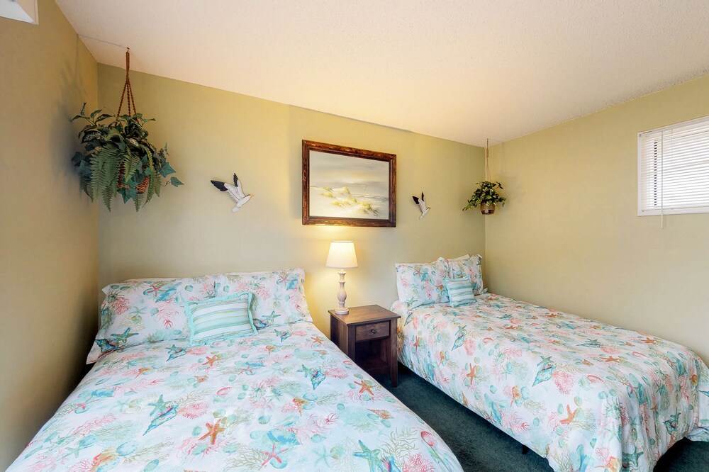 Snowbird-friendly condo with 2 pools, hot tub, tennis - walk to beach