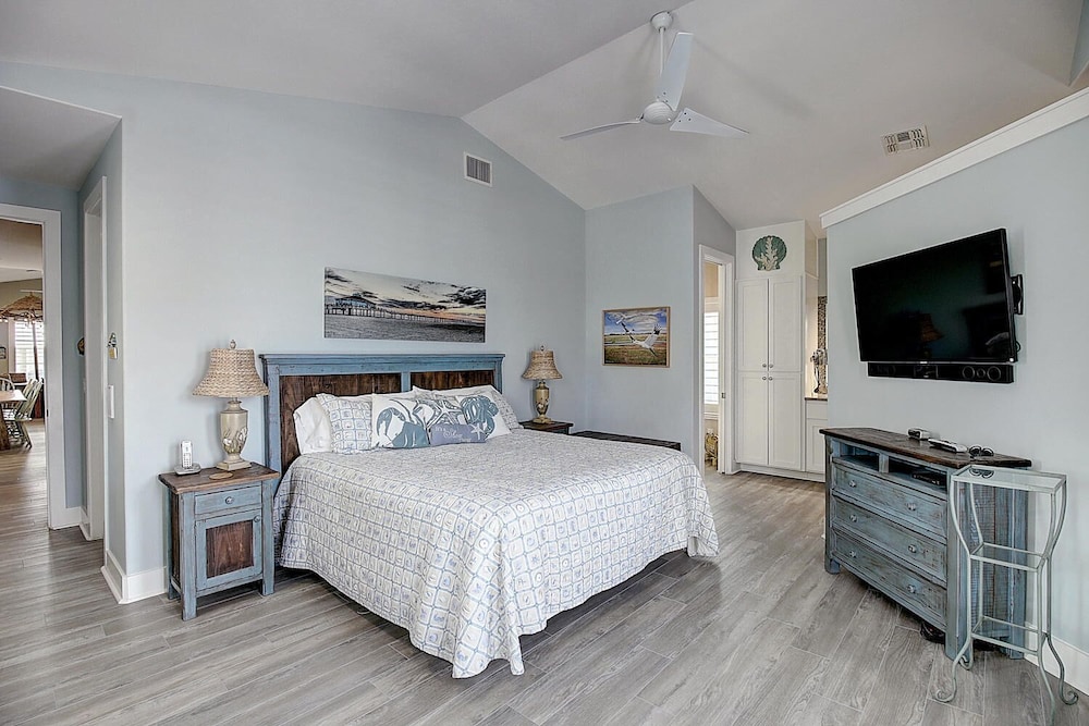 Beautiful 5 bedroom home with elevator. Just steps to the beach! Port Aransas Vrbo