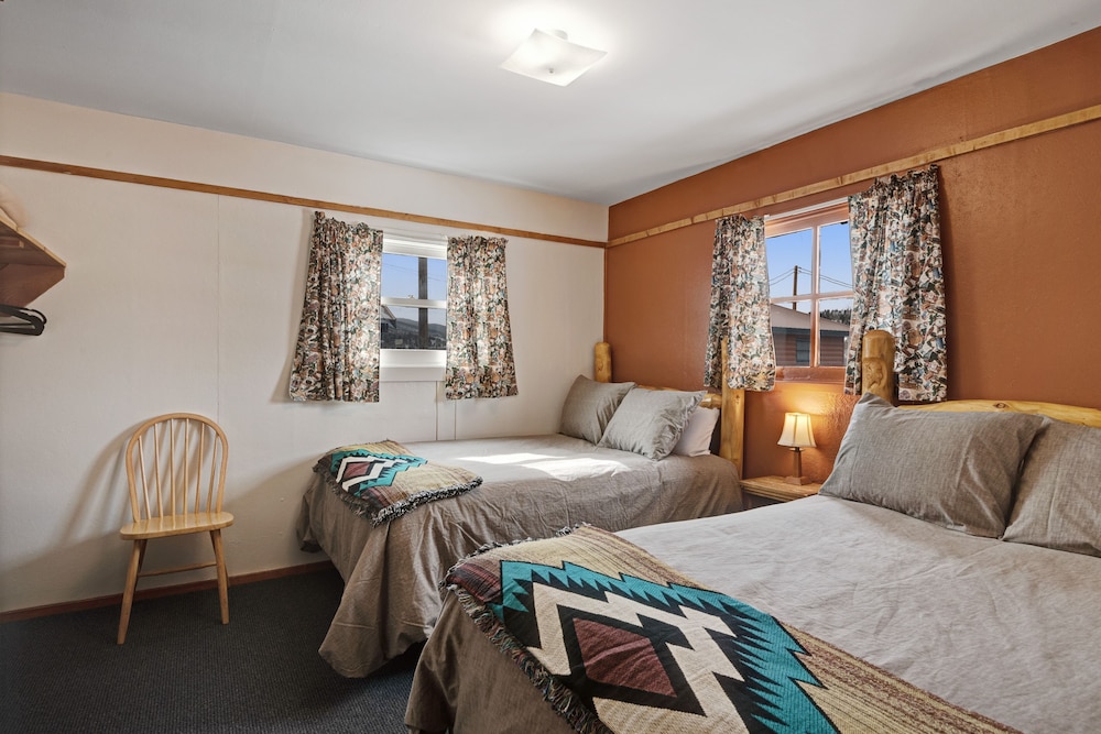 Cozy South Fork cabin with kitchen, shared grill, and free WiFi dogs