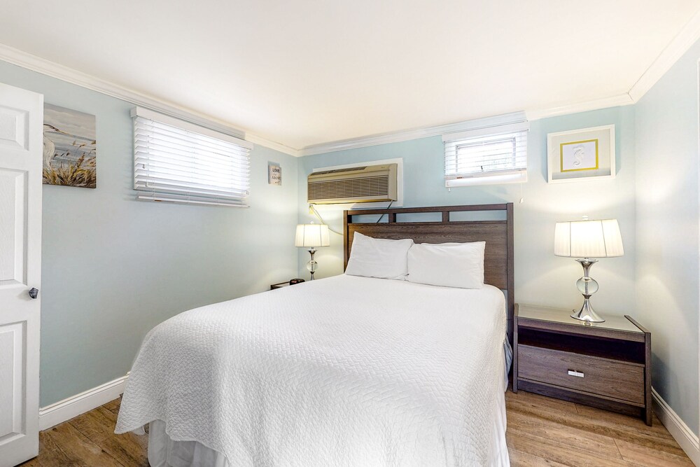 Dogfriendly firstfloor seaside cottage with pool & tennis courts