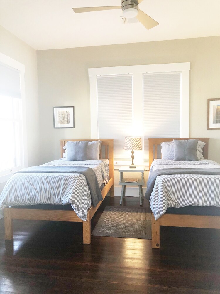 The Bell House Modernized Bungalow Near Main Street & Hwy 290