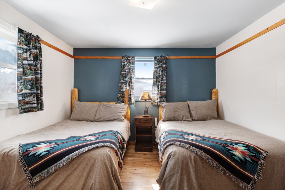 Dogfriendly lodge cabin near dining & shopping w/ shared grill