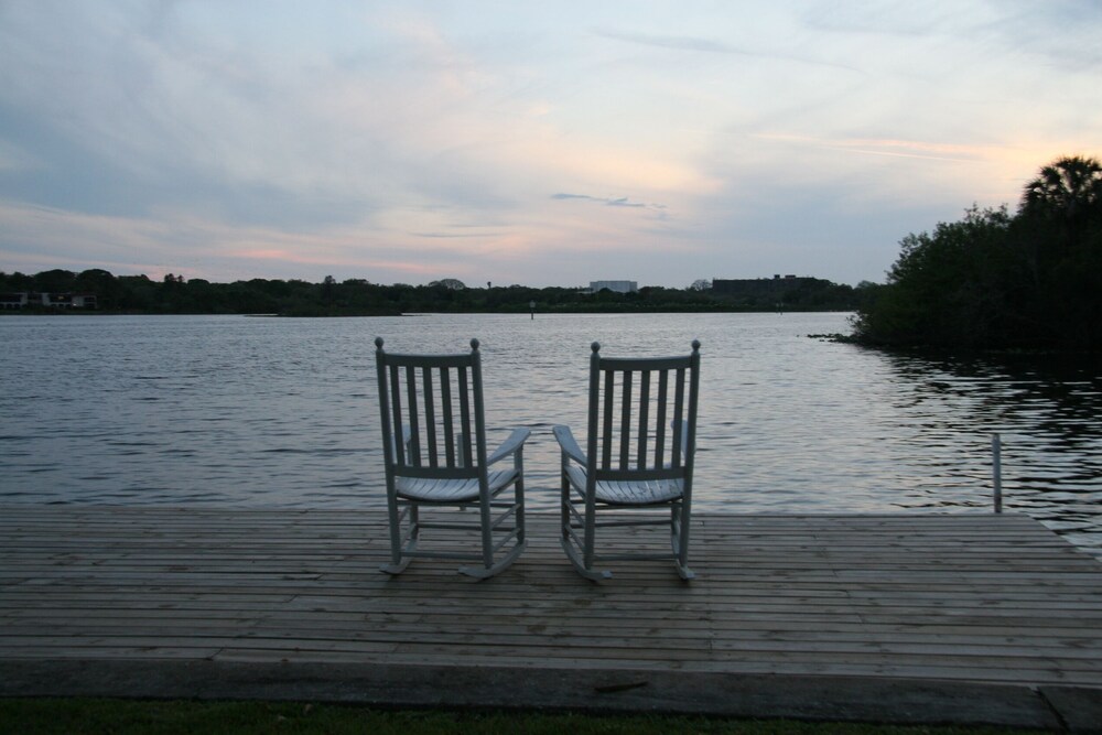 Key West Style Waterfront, Private Pool, WiFi, Close to Village