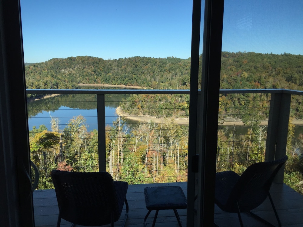 Newly Renovated Breathtaking Mountain Water Views Pool