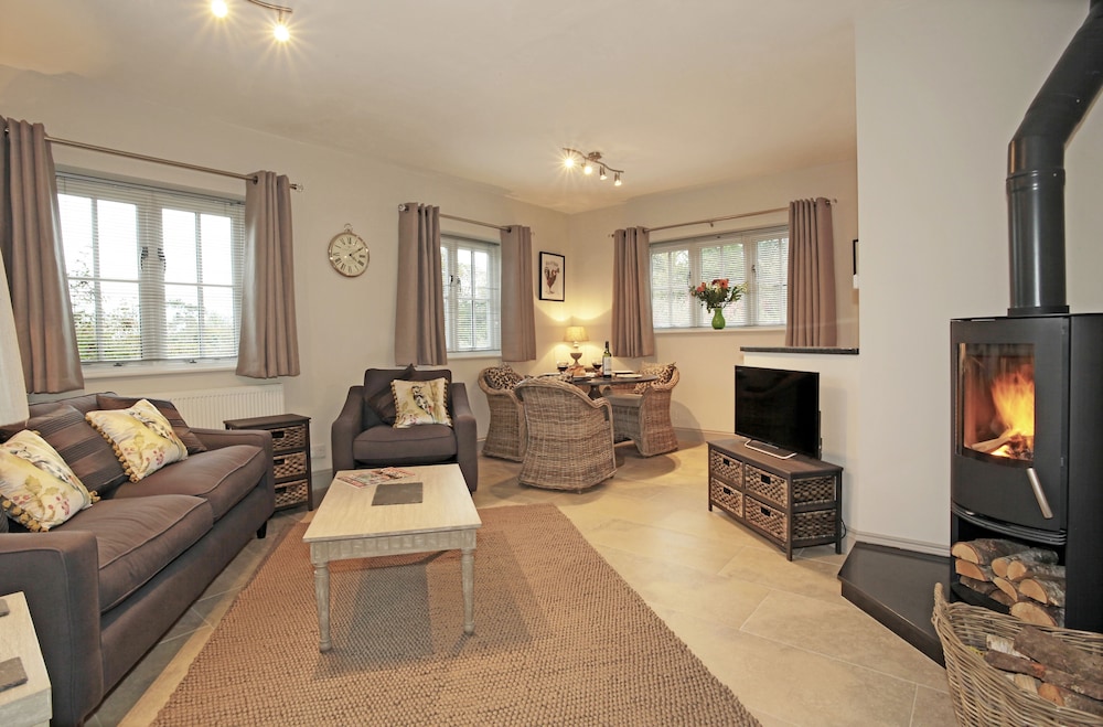 Woodpeckers Cottage - One Bedroom Luxurious and Contemporary Rural Retreat in East Grinstead, United Kingdom