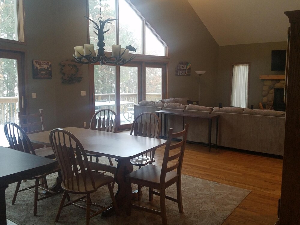 Beautiful Waterfront Home on Lake Petenwell, close to Wisc Dells and