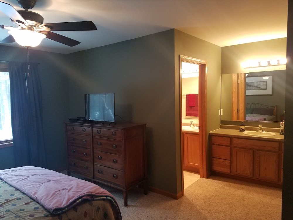 Beautiful Waterfront Home on Lake Petenwell, close to Wisc Dells and