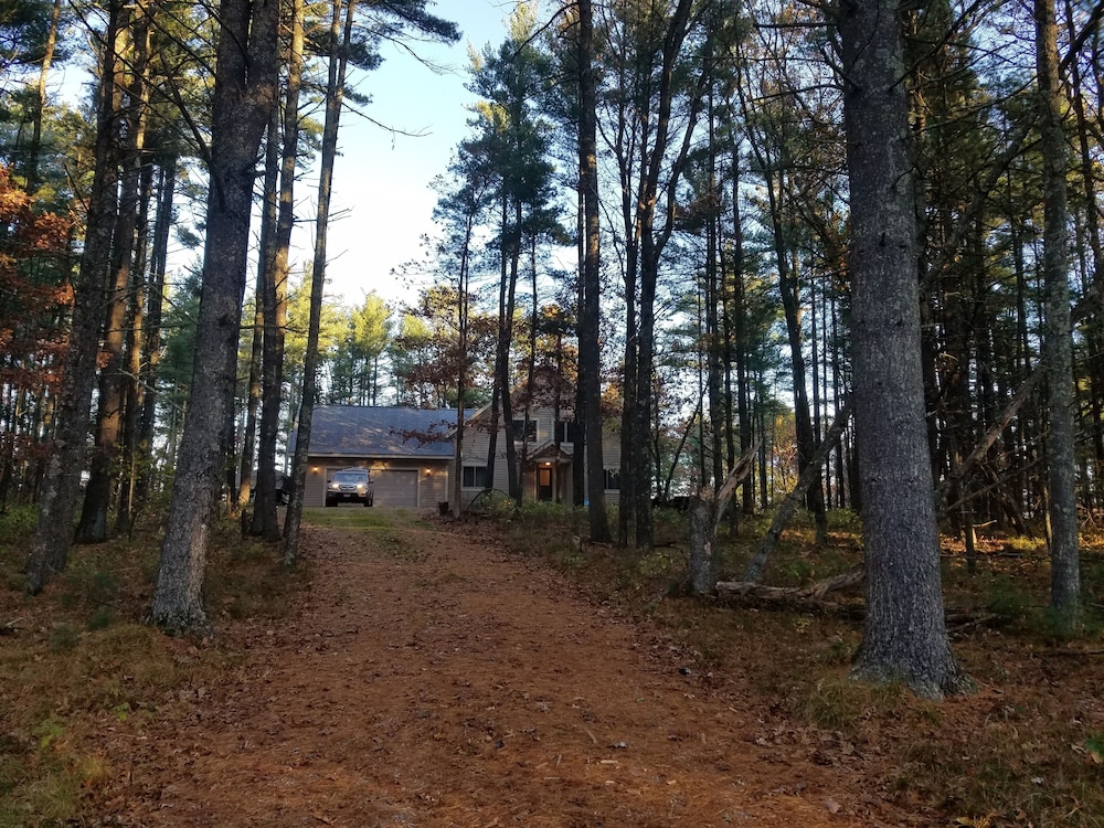 Beautiful Waterfront Home on Lake Petenwell, close to Wisc Dells and