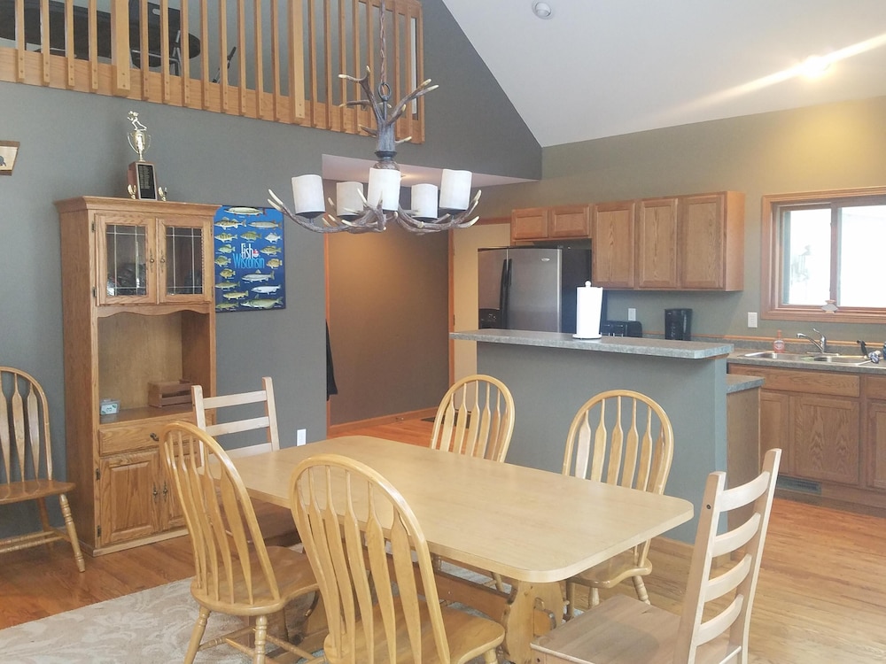 Beautiful Waterfront Home on Lake Petenwell, close to Wisc Dells and