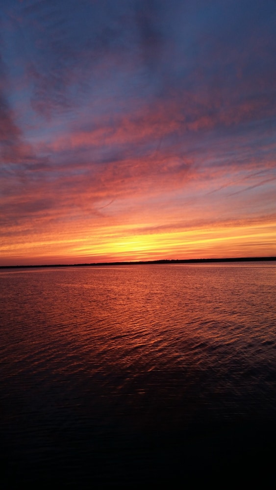 Beautiful Waterfront Home on Lake Petenwell, close to Wisc Dells and