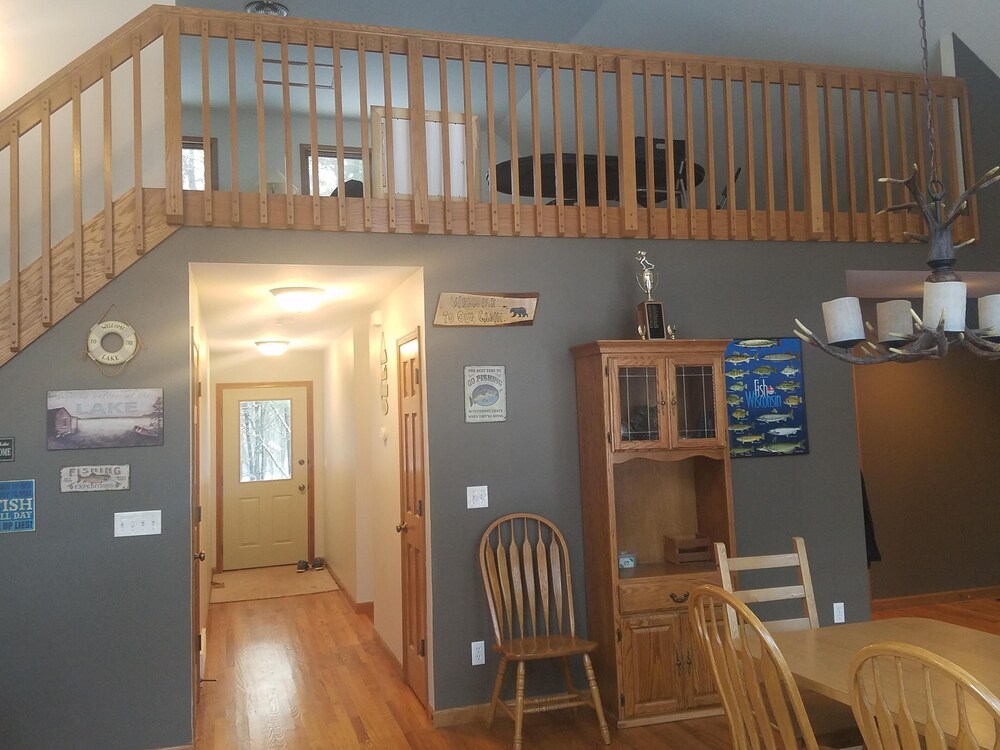 Beautiful Waterfront Home on Lake Petenwell, close to Wisc Dells and