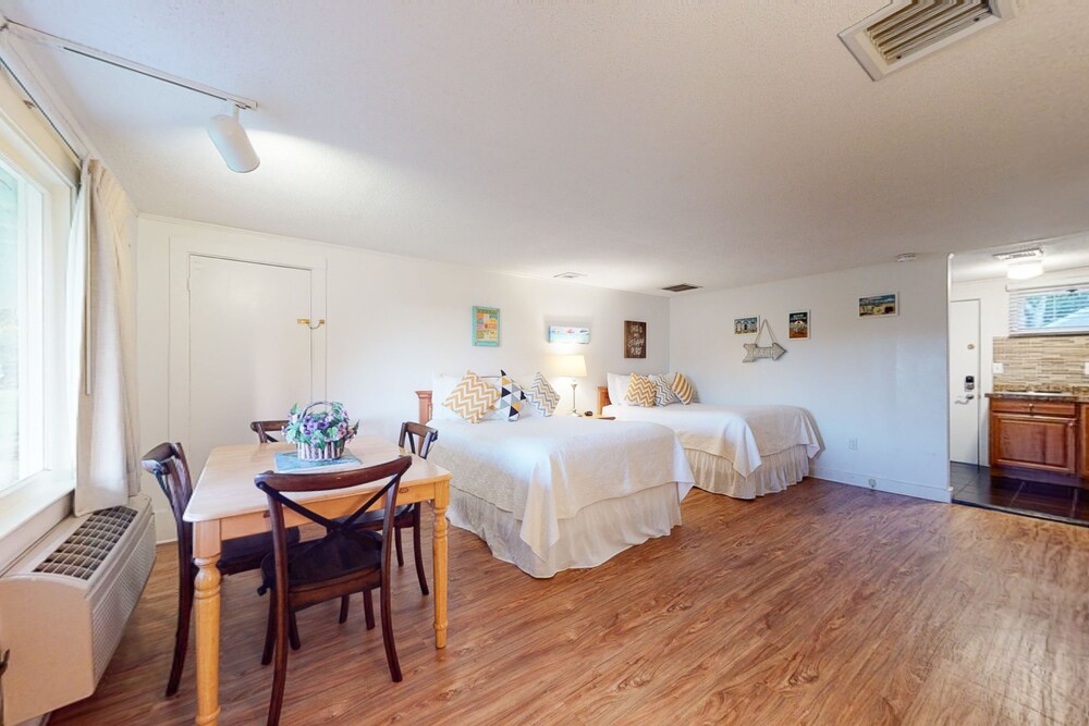 condo with pool & tennis courts golf & beaches nearby Oak