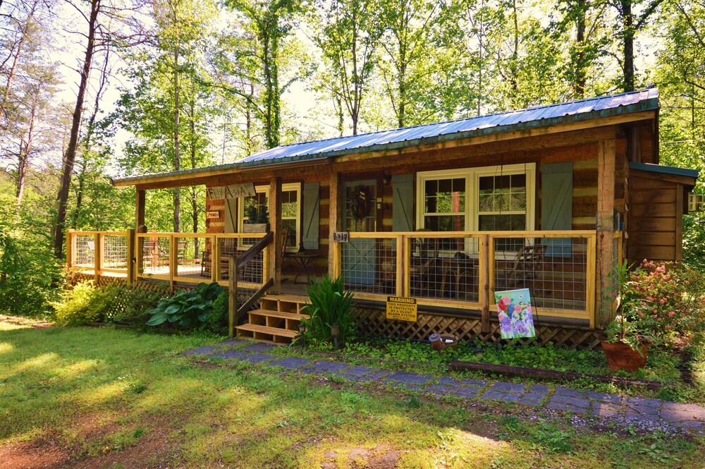 Fly Away Pet Friendly Cabin In Pigeon Forge In Sevierville Hotel Rates Reviews On Orbitz