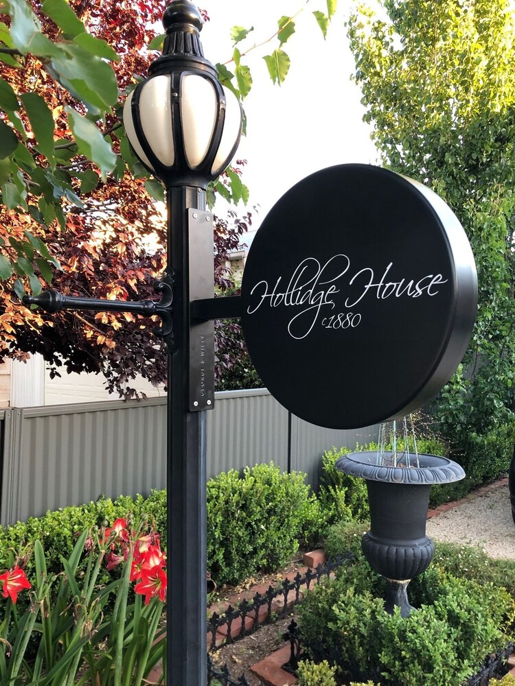 Hollidge House Apartments