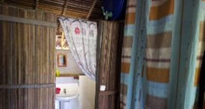 島の近くの水面にある大きなバンガローアンバトフェイスノシベとノシコンバ