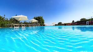Piscina stagionale all'aperto, ombrelloni da piscina, lettini
