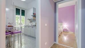 Frigorifero con congelatore, forno, piano cottura, macchina per tè/caffè