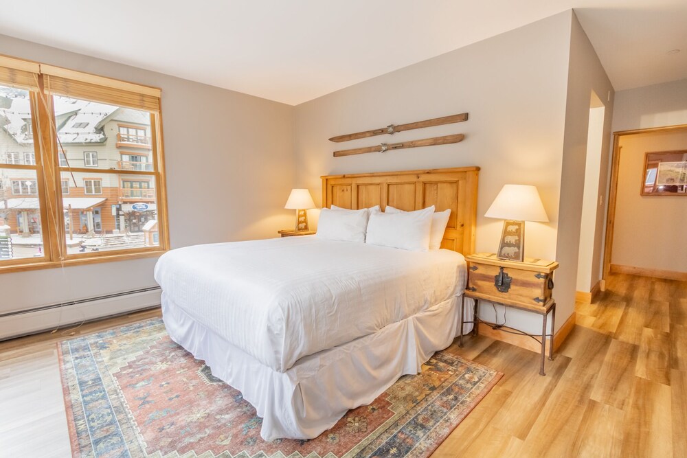 King Bed, 2 Private Balconies, Building Closest to Gondola, River Run