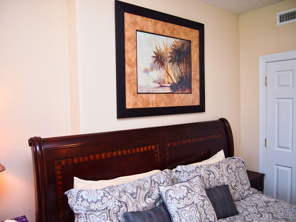 Relax and Enjoy this Tropic Winds 2/2 Condo w/ XL Balcony and Beach Service!