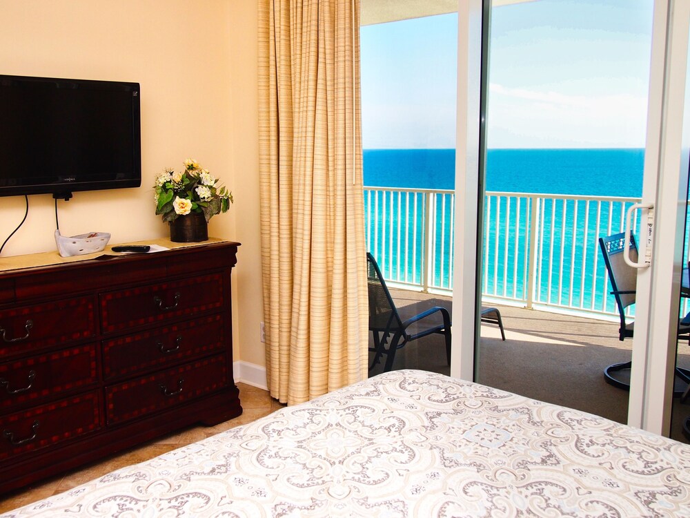 Relax and Enjoy this Tropic Winds 2/2 Condo w/ XL Balcony and Beach Service!