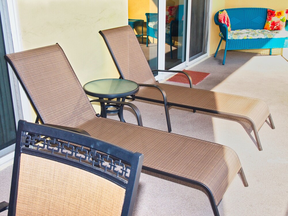 Relax and Enjoy this Tropic Winds 2/2 Condo w/ XL Balcony and Beach Service!