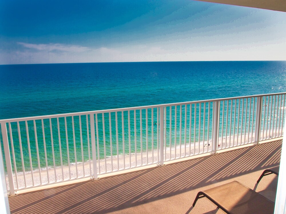 Relax and Enjoy this Tropic Winds 2/2 Condo w/ XL Balcony and Beach Service!