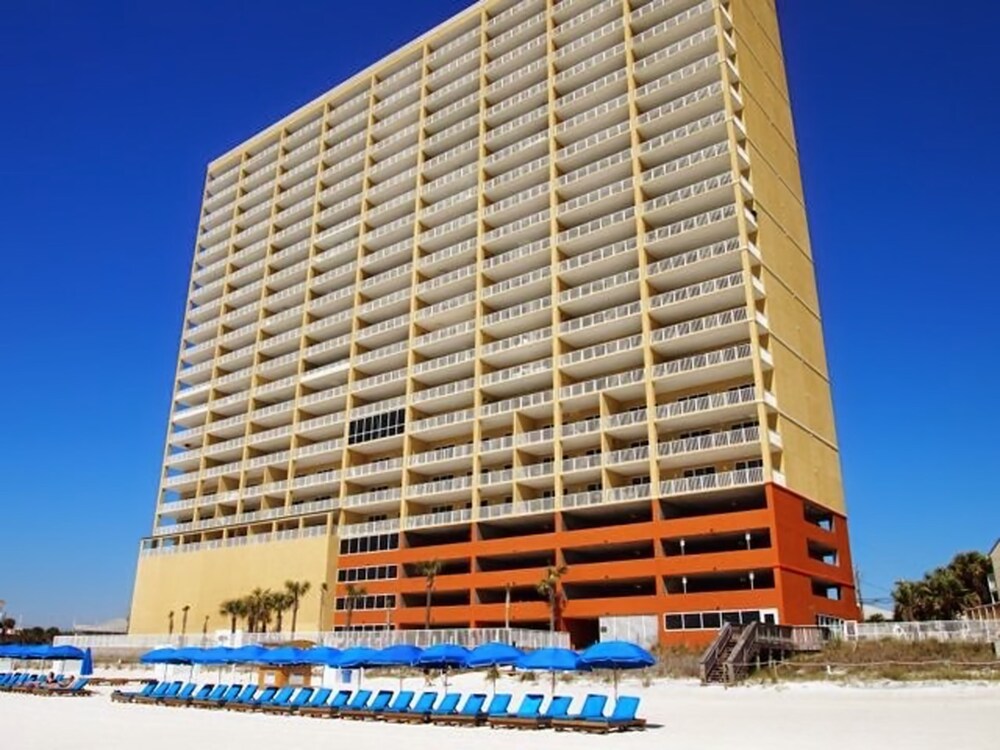 Relax and Enjoy this Tropic Winds 2/2 Condo w/ XL Balcony and Beach Service!