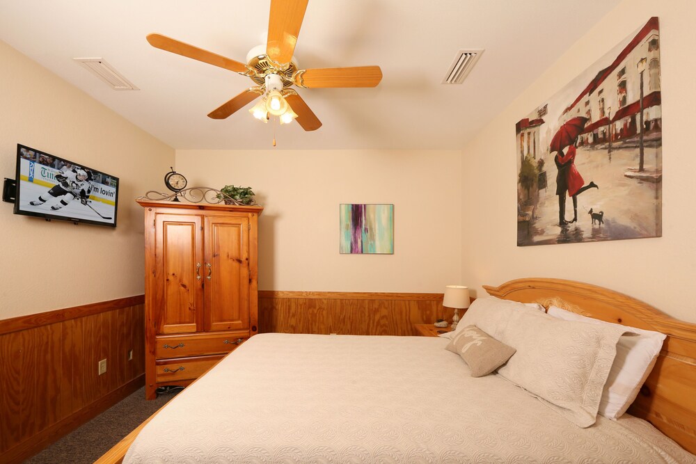 Ivy Falls 5BR Cabin with Hot Tub and Patio, near Dollywood, Pet