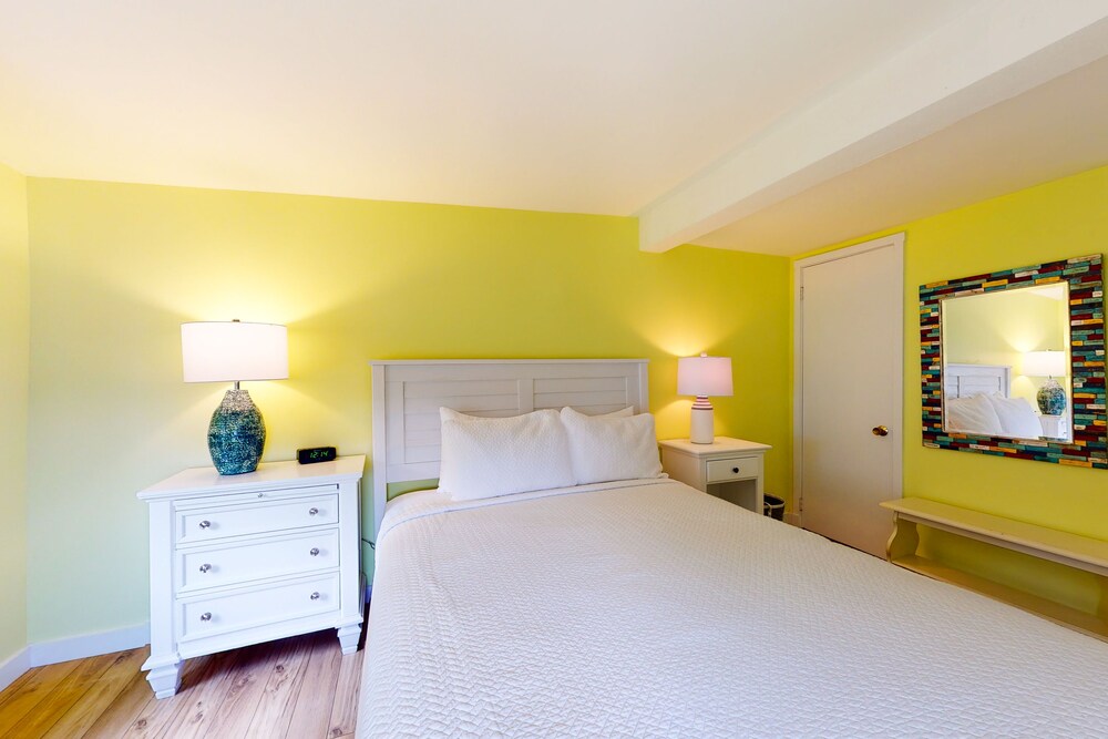 Adorable cottage with pool, tennis courts & picnic area Oak Bluffs Vrbo