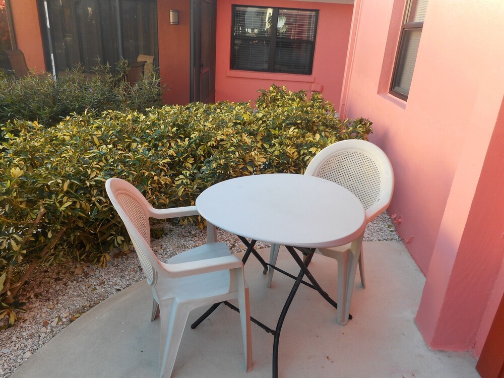 Nice Condo Directly On St Pete Beach Walk To Restaurants