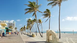 Beach nearby, white sand, sun-loungers, beach towels