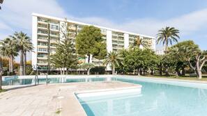 Una piscina al aire libre de temporada