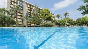 Una piscina al aire libre de temporada