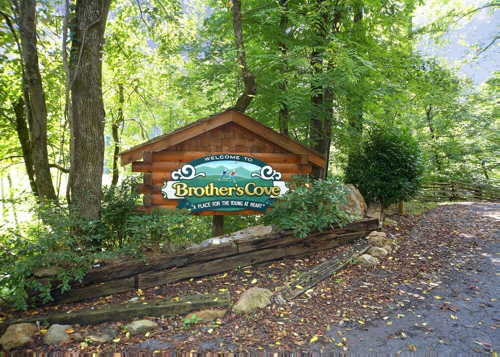 Exceptional cabin with pool table, hot tub, WIFI and panoramic views of the mountains