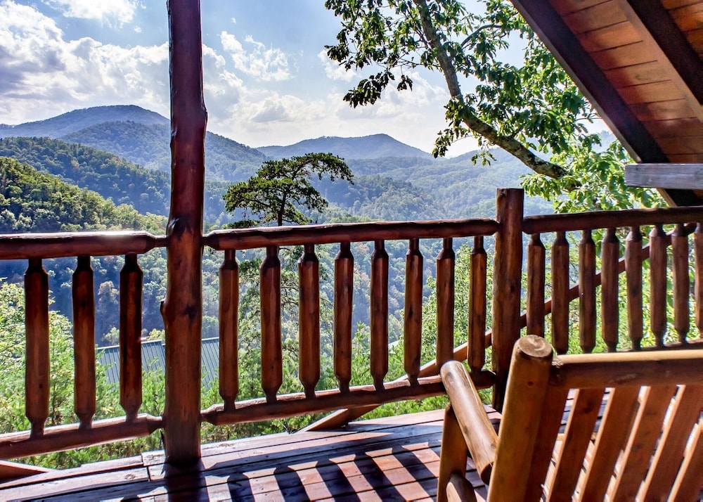 Exceptional cabin with pool table, hot tub, WIFI and panoramic views of the mountains