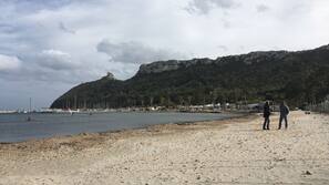 Una spiaggia nelle vicinanze