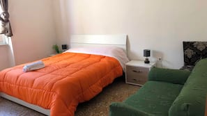 1 camera, una scrivania, culle/letti per bambini (gratuiti)