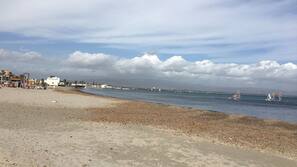 Una spiaggia nelle vicinanze