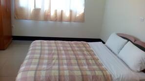 Escritorio, cortinas opacas, Internet por cable gratuito