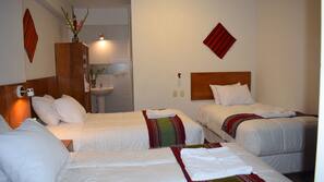 Down duvet, in-room safe, desk, free WiFi