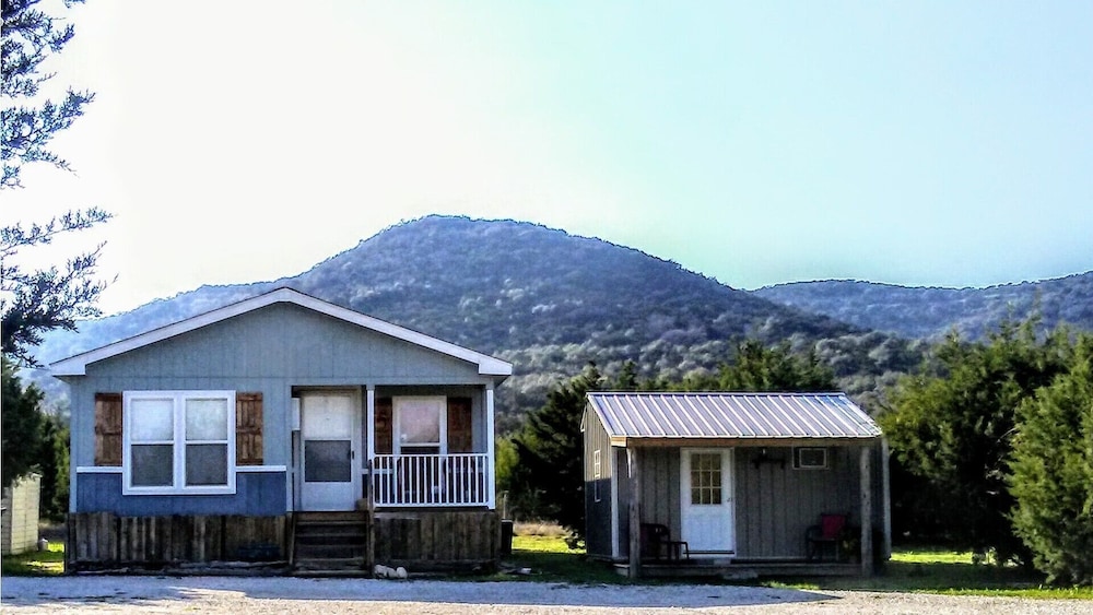 Cedar Grove Retreat. Comfortable, Quiet...nestled in the Frio Canyon Tx Hill Co in Rio Frio, United States