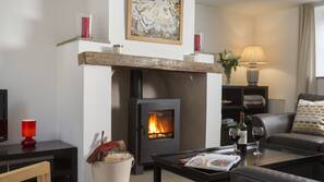 TV, fireplace