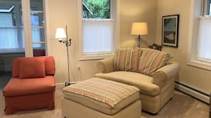 TV, fireplace, DVD player, books