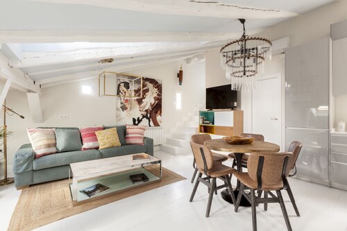 屋根裏部屋2部屋の壮大なアパートメント。 4D。