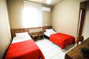 Quarto Standard 2 camas solteiro com ar cond | Minibar, individually furnished, laptop workspace, blackout drapes