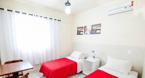Quarto Standard 2 camas solteiro com ar cond | Minibar, individually furnished, laptop workspace, blackout drapes