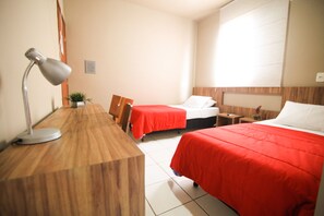 Quarto Standard 2 camas solteiro com ar cond | Minibar, individually furnished, laptop workspace, blackout drapes