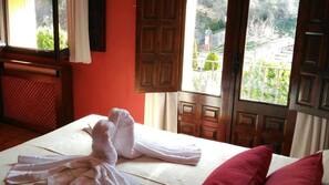 Escritorio, cortinas opacas, tabla de planchar con plancha