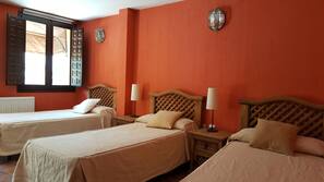Escritorio, cortinas opacas, tabla de planchar con plancha